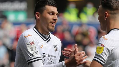 Joel Piroe (left) celebrates with Hannes Wolf