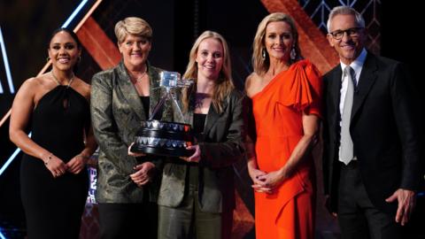 Beth Mead poses with The BBC Sports Personality of the Year Award alongside presenters Alex Scott, Clare Balding, Gabby Logan and Gary Lineker