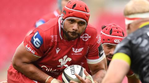 Sione Kalamafoni attacks for Scarlets