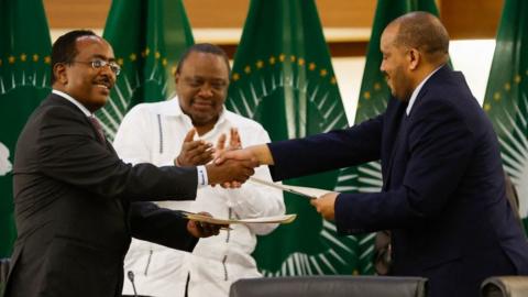 Redwan Hussien Rameto (L), Representative of the Ethiopian government, and Getachew Reda (R), Representative of the Tigray People's Liberation Front (TPLF),