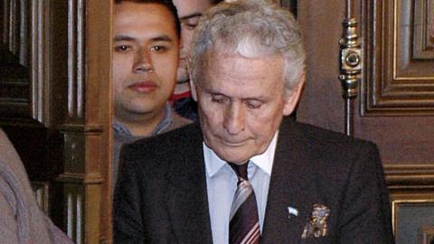 Miguel Etchecolatz (C), arrives for the opening hearings of his trial on abduction, torture and murder charges for his role during the 1976-1983 military dictatorship, the first such trial ever in Argentina, 20 June 2006 in La Plata.