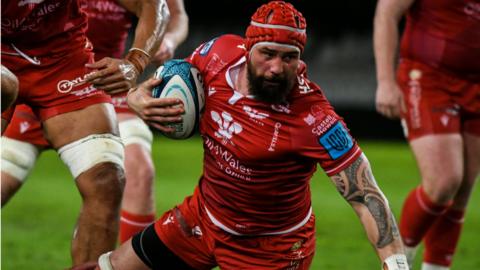 Blade Thomson attacks for Scarlets