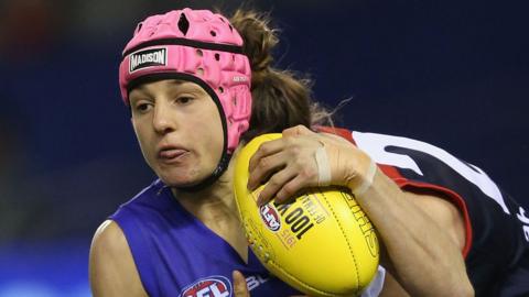 Heather Anderson playing Australian rules football in 2017