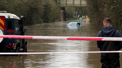 Car dan ddŵr ar y B4265 ger Llanilltud Fawr