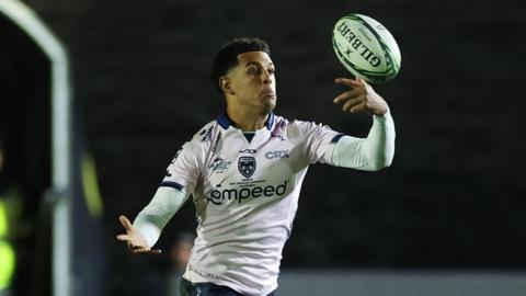 Ashton Hewitt juggling the ball for Dragons
