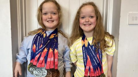 Katie (left) Emilia (right) with their medals from the 2023 World Dwarf Games