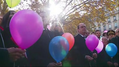 French President Emmanuel Macron and ex-President Francois Hollande release balloons