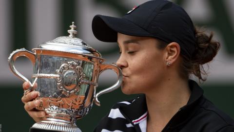 Ashleigh Barty kisses French Open trophy