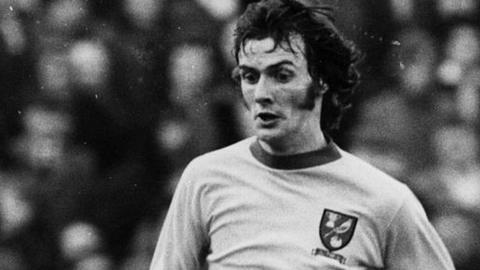 Neil O'Donnell running on the pitch in Norwich City kit in 1973