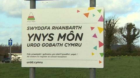 Arwydd swyddfa rhanbarth yr Urdd ym Môn