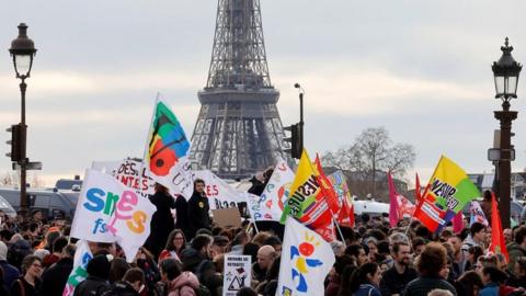 Protesters in front of the Eiffel Tower