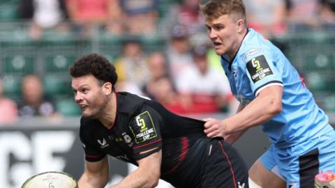 Duncan Taylor of Saracens offloads