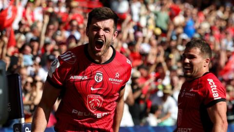 Blair Kinghorn celebrates scoring a try for Toulouse