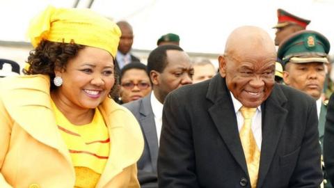 Thomas Thabane (centre) attends his inauguration in 2017 with Maesaiah Thabane, while King Letsie III looks on