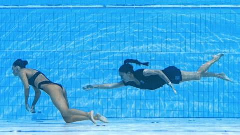 Anita Alvarez is rescued underwater by her coach Andrea Fuentes