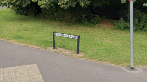 Pettigrove Road sign