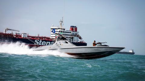 File photo showing Iranian Revolutionary Guards speedboat passing by the Stena Impero (22 August 2019)