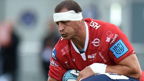 Aaron Shingler takes a tackle