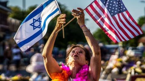Woman holds up Israeli and US flags in Minnesota (file photo)