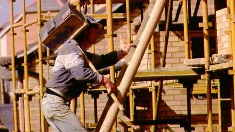 Bricklayer climbing ladder with hod