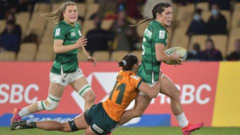 Amee-Leigh Murphy Crowe with the ball for Ireland