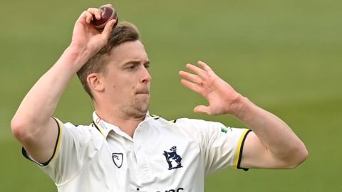 Craig Miles has signed a two-year extension to remain at Warwickshire until 2025.