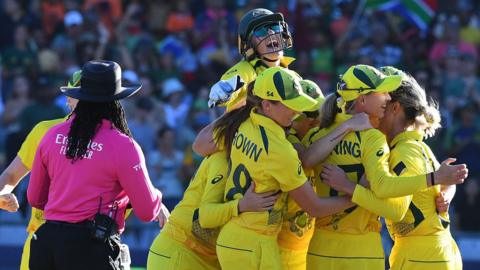 Australia celebrate winning the Women's T20 World Cup