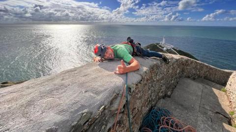 Ioan Doyle yn dringo yn Y Gogarth