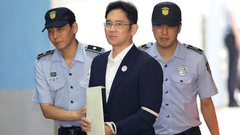 Samsung heir Lee Jae-yong boards prison bus on 25 August 2017