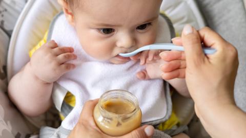Baby weaning on first foods