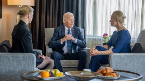 Biden meets Yulia and Dasha Navalnaya