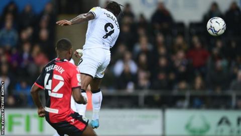 Michael Obafemi'n sgorio yn erbyn Blackburn