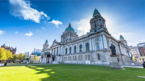 BELFAST CITY HALL IN THE SUN