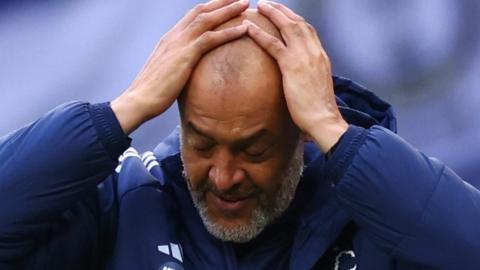 Nuno Espirito holds his head in his hands.