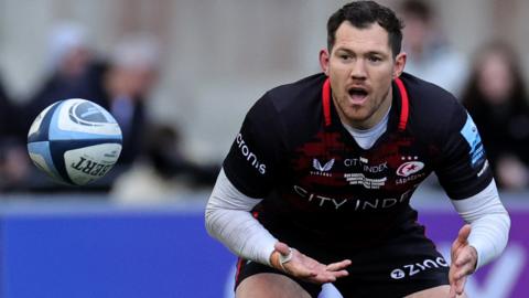 Alex Goode catches a ball