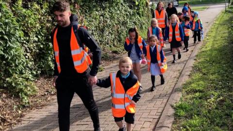 plant yn cerdded i'r ysgol