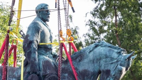 General Robert E Lee's statue is removed