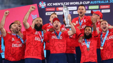 England players celebrate with the trophy after winning the 2022 T20 World Cup title