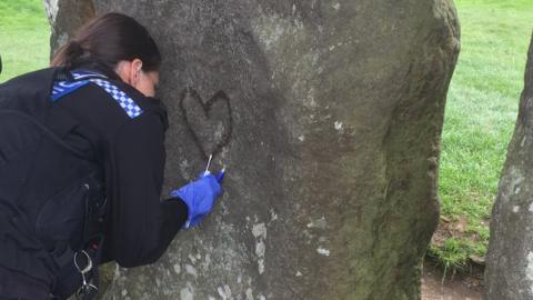 Heddlu'n archwilio graffiti Pentre Ifan