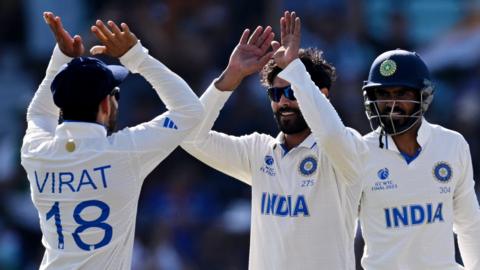 India players Virat Kohli (left) and Ravindra Jadeja (right) celebrate a wicket