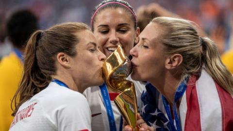 USA players kissing the 2019 trophy