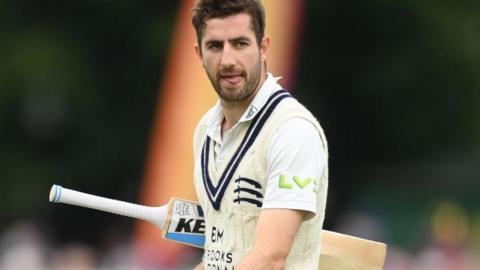 Middlesex's slim final-day hopes against Gloucestershire rest on Stevie Eskinazi, not out overnight on 48