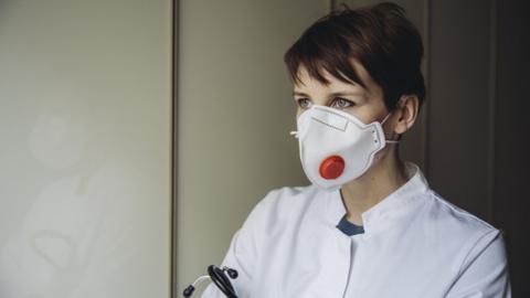 A woman wearing a FFP3 mask