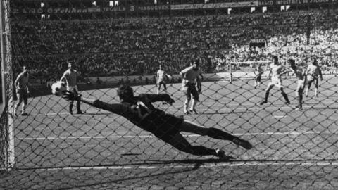 Pele scores free-kick in 1970 World Cup