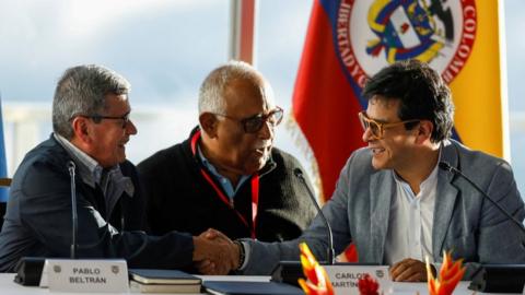 ELN delegation head Pablo Beltrán (L) shakes hands with Colombian negotiator Danilo Rueda (R) in Caracas, 21 Nov 22