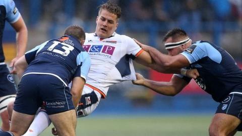 Duhan van der Merwe yn cael ei daclo