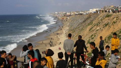 palestinians wait fgor air drop, deir al balah