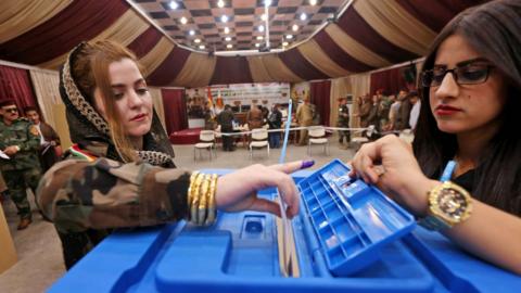 A female member of a Kurdish Peshmerga battalion casts her vote in an independence referendum in Irbil (25 September 2017)