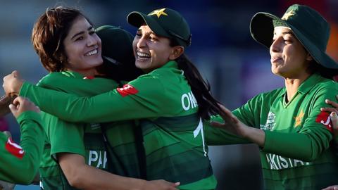 Pakistan celebrate a wicket by Diana Baig