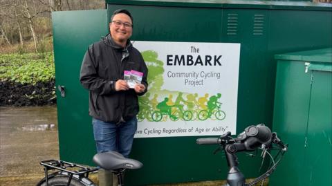 Murtaza Barlas, a tha ag obair aig pròiseact Embark, le cuid de na mapaichean 